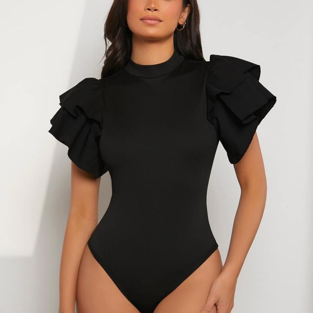 SHEIN Black Ruffle Sleeve Bodysuit